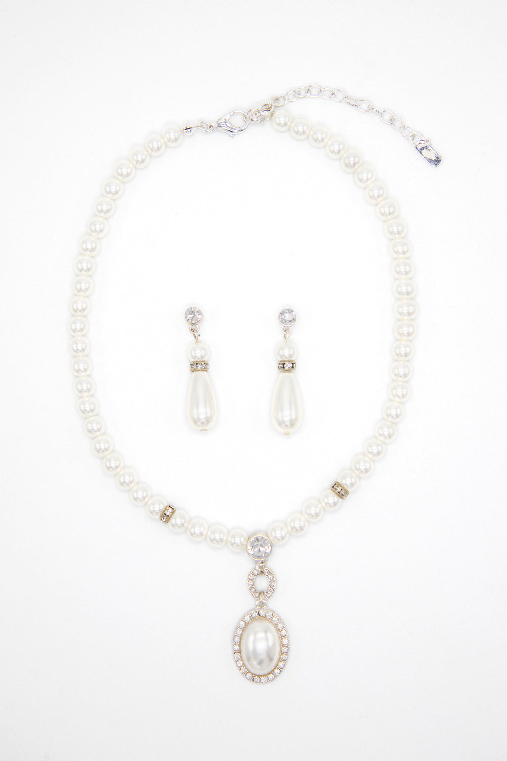 Collar de perlas con aretes ovalado banco
