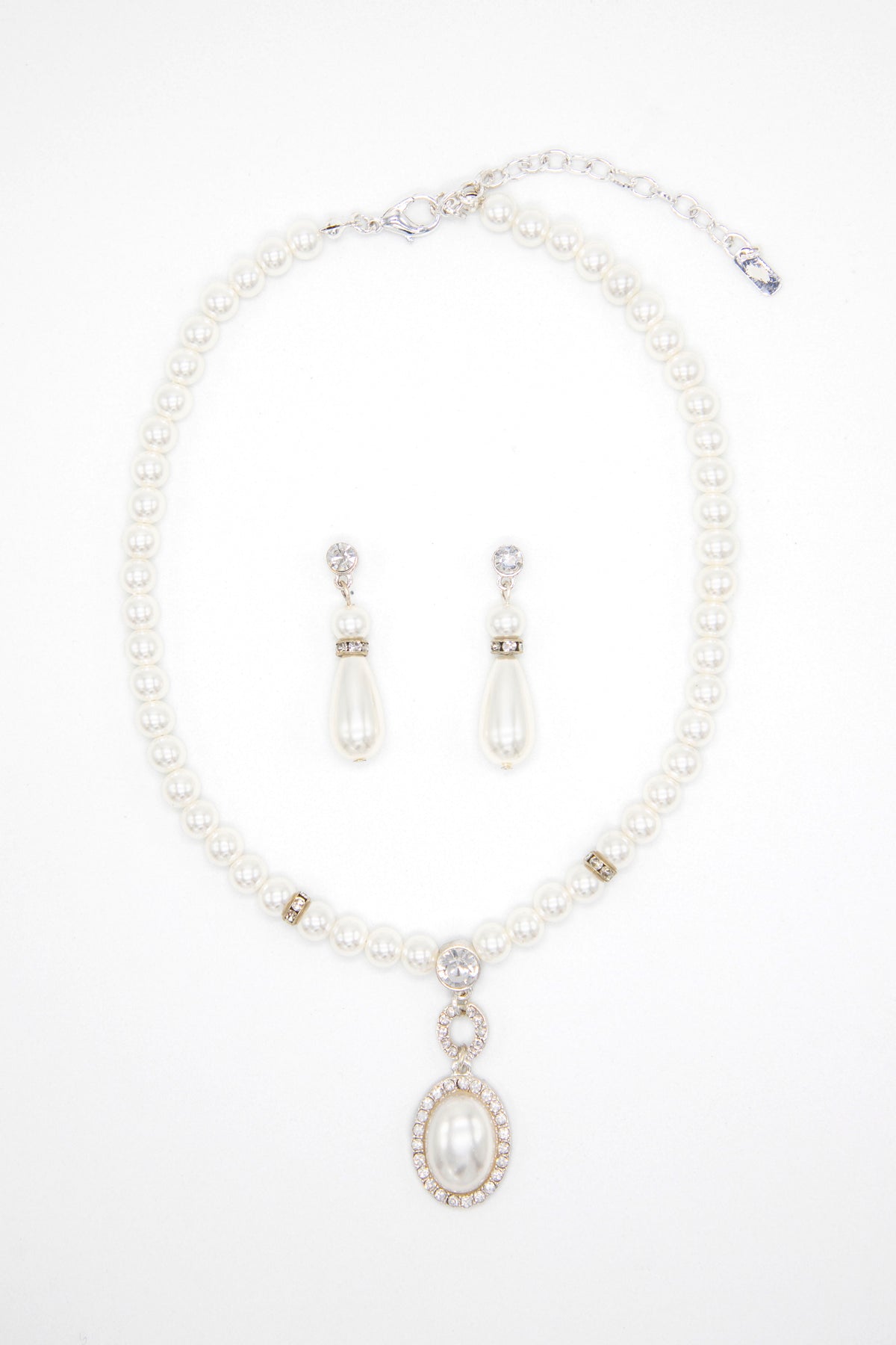 Collar de perlas con aretes ovalado banco