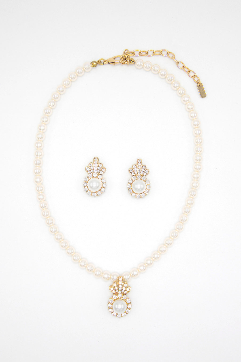 Collar de perlas con aretes circular  dorada