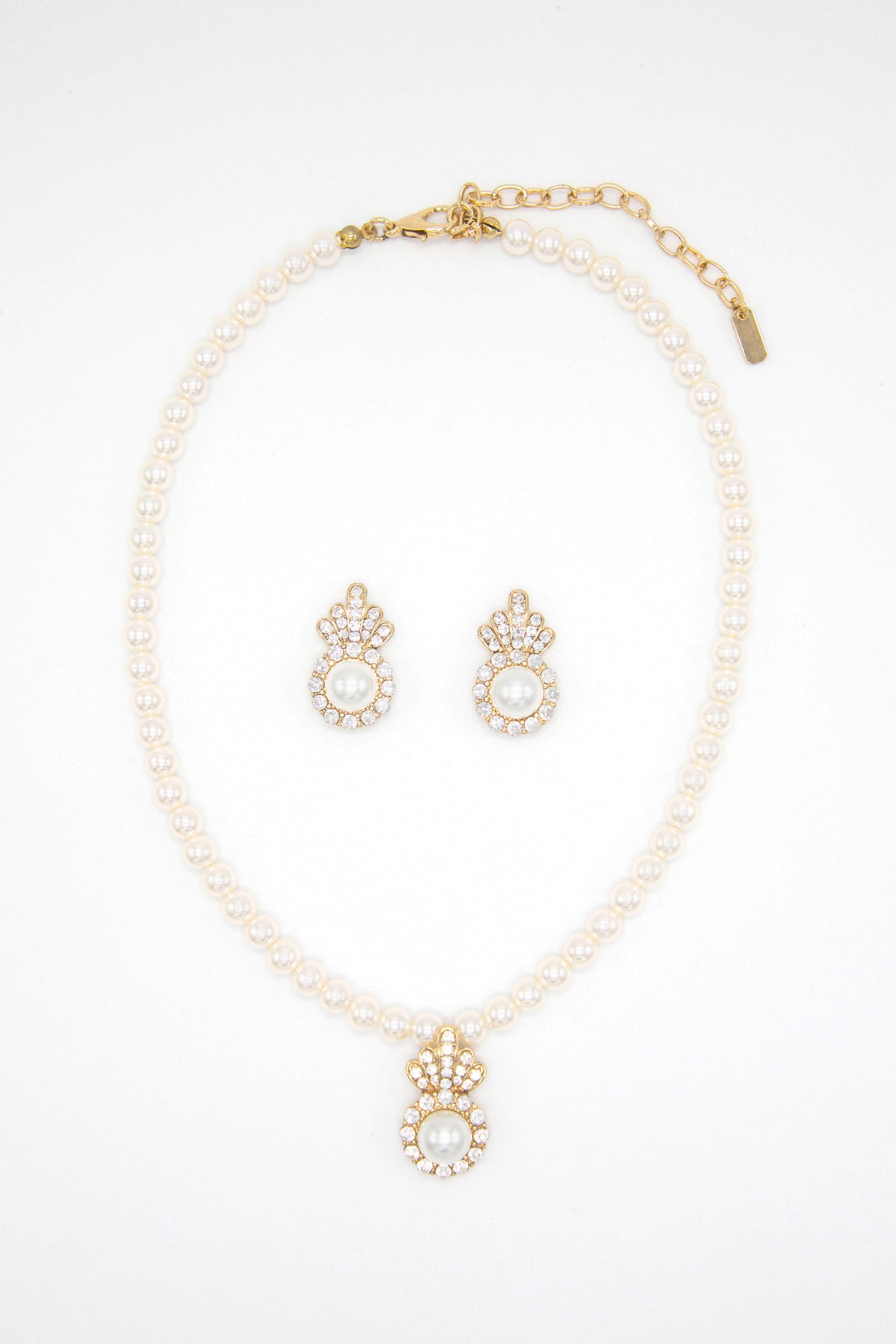 Collar de perlas con aretes circular  dorada
