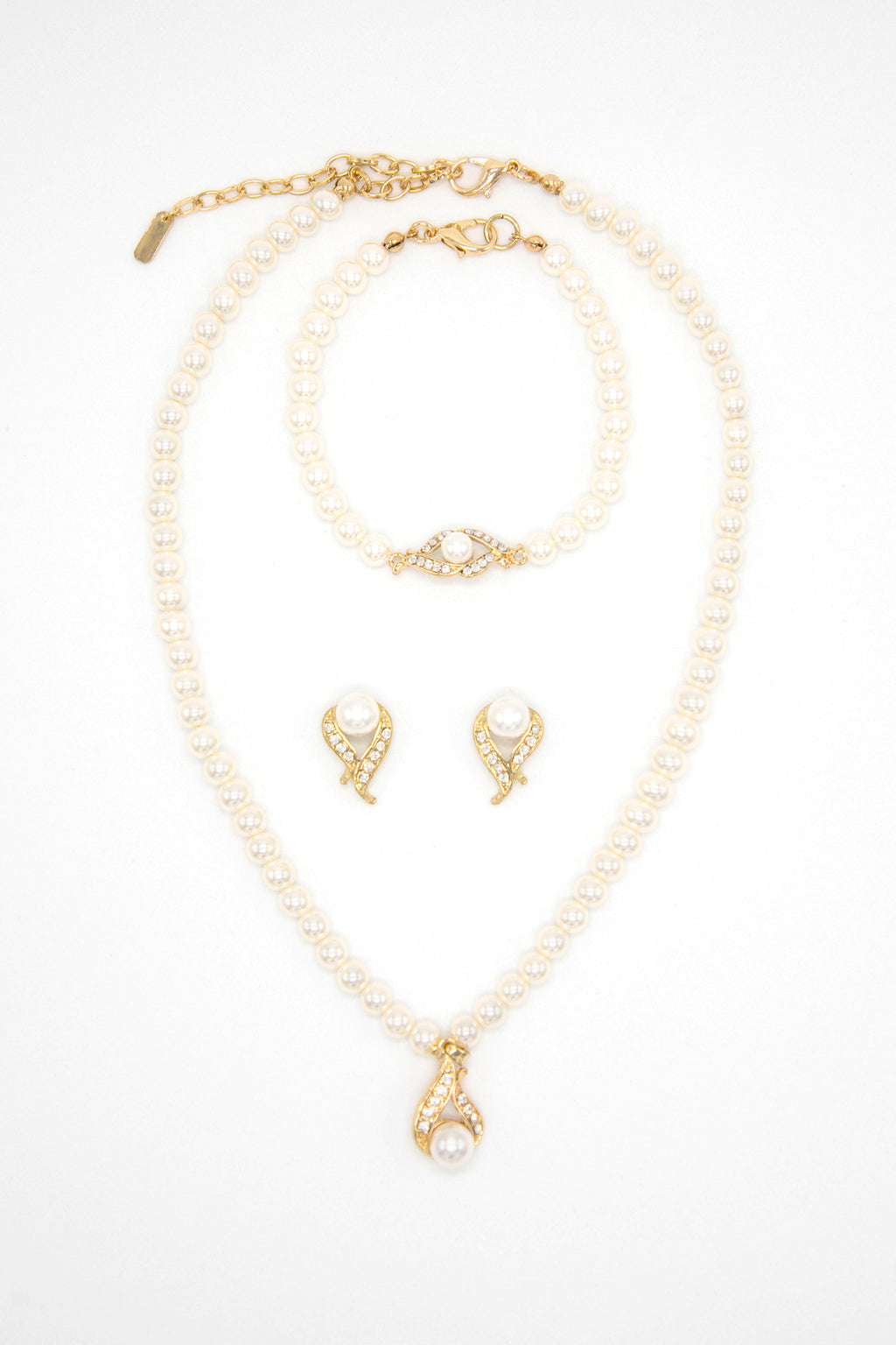Collar de perlas con aretes perla colgada dorada