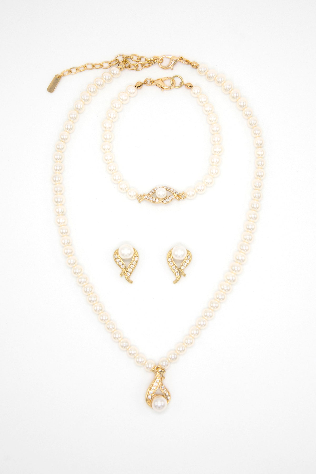 Collar de perlas con aretes perla colgada dorada